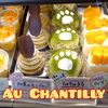 一部ですが、ただいまのショーケース🍰「明日は定休日⚠️今日のうちにお楽しみくださいませ🍰」