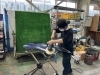 「フェンダー磨き作業の現場から――丁寧な仕上げで部品の価値を最大限に」