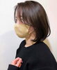 「髪の個性と雰囲気を大切に—ミディアムレイヤーで自分らしさを」
