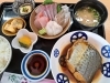 さわらの煮付け+刺身盛り合わせ定食 2500円「鰆(さわら)の煮付け+刺身盛り合わせ定食、小鉢付き 2500円」