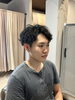 無造作パーマスタイル「無造作パーマ×すっきり刈り上げで魅せる大人の夏ヘア｜店内撮影事例」