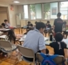 学習会の様子①「「高校生が先生に!宿題みんなでやろう!夏休み学習会」を開催‼」