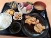 コチの煮付け+刺身盛り合わせ定食 2600円「コチの煮付け+刺身盛り合わせ定食、小鉢付き 2600円」