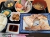 鯛カマの塩焼き+刺身盛り合わせ定食 2500円「鯛カマの塩焼き+刺身盛り合わせ定食、小鉢付き 2500円」
