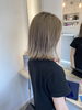 「ミルクティーベージュのダブルカラーで透明感あふれるミディアムヘアに」