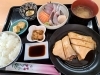 ブリカマの煮付け+刺身盛り合わせ定食 2500円「鰤カマの煮付け+刺身盛り合わせ定食、小鉢付き 2500円」