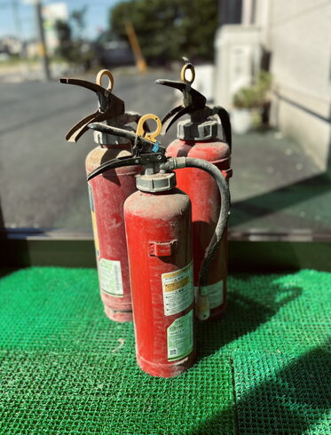 家に古い消化器ありますか?「不要になった消火器、正しく処分していますか?回収・処分のご相談承ります」