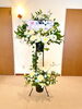 「上品ホワイト＆ブルーの二段スタンド花—ご注文承ります」