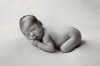 「モノトーンのやさしさ…新生児の“いのち”をシンプルに残すニューボーンフォト」