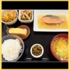 「おすすめは『鮭の煮付け定食』です！ 鮭はとても身体に良い食べ物なのを知っていますか？」