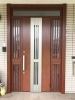 「モダンな木目調玄関ドアで住まいの印象を一新しました」