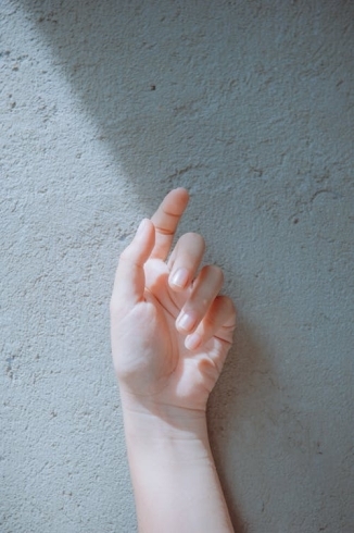指先まで意識が出来ると綺麗ですよね。「手の指先は一見「同じように物をつかむための部位」に見えますが、1本1本に少しずつ違った役割や得意分野があります。」