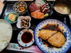 さわらの煮付け＋刺身盛り合わせ定食　2500円「さわらの煮付け＋刺身盛り合わせ定食、小鉢付き　2500円」