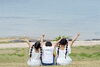 「海をバックに！きょうだい3人の元気いっぱいファミリーフォト」