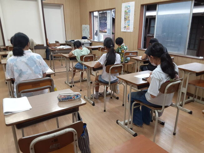 子どもたちは黙々とそろばんに向き合っています「そろばん教室の東部珠算学院長谷部牧子です。」
