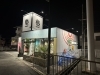 当店の夜の外観「沖縄の空気を感じる店内で、心ほどけるひとときを」