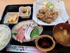 若鶏唐揚げ＋刺身盛り合わせ定食　2500円「若鶏唐揚げ＋刺身盛り合わせ定食、小鉢付き　2500円」