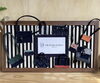 「ミニチュアのかばんたちが主役！額縁の中の“小さな世界”を展示中」