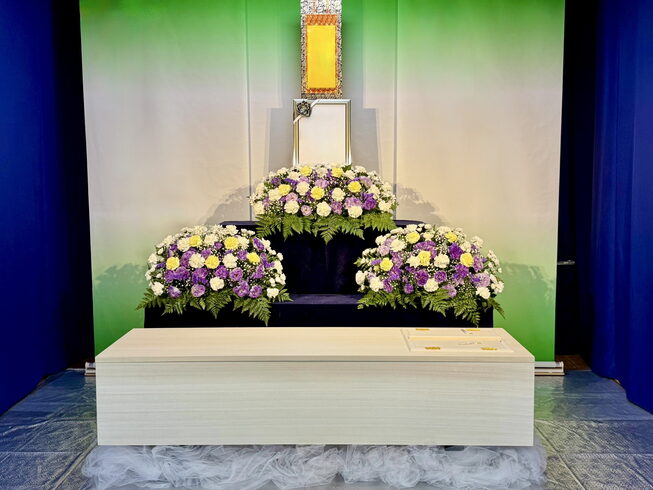 ベーシックプラン祭壇「【横浜市の葬儀社】家族葬の費用相場は?川崎屋葬祭具店が教える適正価格とプラン選びのポイント」