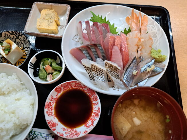 刺身盛り合わせ定食、小鉢付き 2000円「刺身盛り合わせ定食、小鉢3品付き 2000円」
