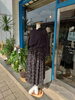 「黒のガーゼチュニック×総刺繍ロングスカートの秋コーデと店舗入り口ディスプレイ」