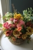 秋の気配を感じる花籠アレンジメント「色彩にこだわるフランテッセのアレンジメントのご紹介」