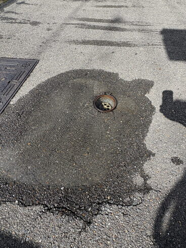 地面から水が湧き出てます。「地中水道管の水漏れ修理を行いました」
