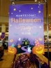 「店内がハロウィンムードに！限定お菓子コーナー展開中」