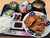 金目鯛カマの煮付け＋刺身盛り合わせ定食　2600円「金目鯛カマの煮付け＋刺身盛り合わせ定食　2600円　」