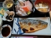 サバの塩焼き＋刺身盛り合わせ定食　2400円「サバの塩焼き＋刺身盛り合わせ定食、小鉢付　2400円」