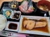ブリの煮付け+刺身盛り合わせ定食 2600円「ブリの煮付け+刺身盛り合わせ定食、小鉢付き 2600円」