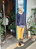 「秋の新作コーデとINTROエントランスの温かみあるディスプレイ」