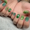 ミセスのリンゴ「グリーン系ニュアンスネイルで指先に個性と癒しをプラス」