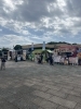 「公園で楽しむ！キッチンカーが並ぶ賑やかなイベント風景」