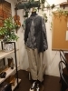 「チャコールグレーの刺繍シャツ×レースベストの秋コーデと音楽モチーフの店内ディスプレイ」