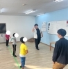 ダンスの振り付けを教わっている様子「【放デイ】 ダンスの日【札幌市北区児童デイサービスこぱんはうすさくら札幌太平教室】」