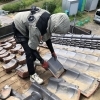 屋根瓦の手作業撤去で安全・丁寧な解体工事を実施中です
