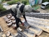 「屋根瓦の手作業撤去で安全・丁寧な解体工事を実施中です」