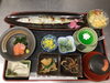 「秋の味覚！サンマの塩焼きとサーモン刺身の和定食ランチ」