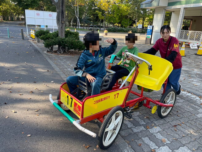 四輪自転車、初体験✨「外出療育で育つ「自立心」と「社会性」✨【札幌市北区篠路 児童発達支援 放課後等デイサービス】」