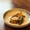 秋の新メイン料理「国産鶏もも肉のロートロと胸肉のインパデッラ」登場！　農家イタリアン trattoria＆bar 黒猫