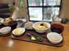 「揚げたて天丼と自慢のだし巻き卵で満たされる和のランチタイム」