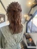 大人可愛いヘアアレンジ「赤褐色ウェーブのハーフアップ×レースベストで秋の装い」