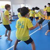 「明るい雰囲気の体育施設で楽しく運動！ジュニアスポーツクラブSKILL鉾田支部のレッスン風景」