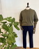 「カーキセーター×ネイビーパンツで楽しむ秋の新作コーディネート」