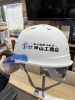 新しいヘルメットが届きました「神山工務店のロゴと看板に込めた想い—親しみやすさと相談しやすさを大切に」