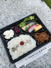 「一つから大量注文までOK！おにぎり、おかずのみ、お弁当など何でもOK。魚沼の和洋酒•惣菜•弁当専門 おおももさん。」