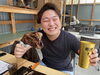 「骨付き肉で豪快ジビエ体験！笑顔あふれる猪鹿鳥の焼肉シーン」