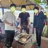 スタッフと利用者さんが交代で焼きました！「秋晴れの下、事業所イベントでバーベキューを開催しました！」