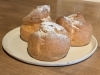 「やさしい甘さが自慢のシュークリーム、焼きたてでご用意しています」
